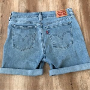 Womans Levi's shorts